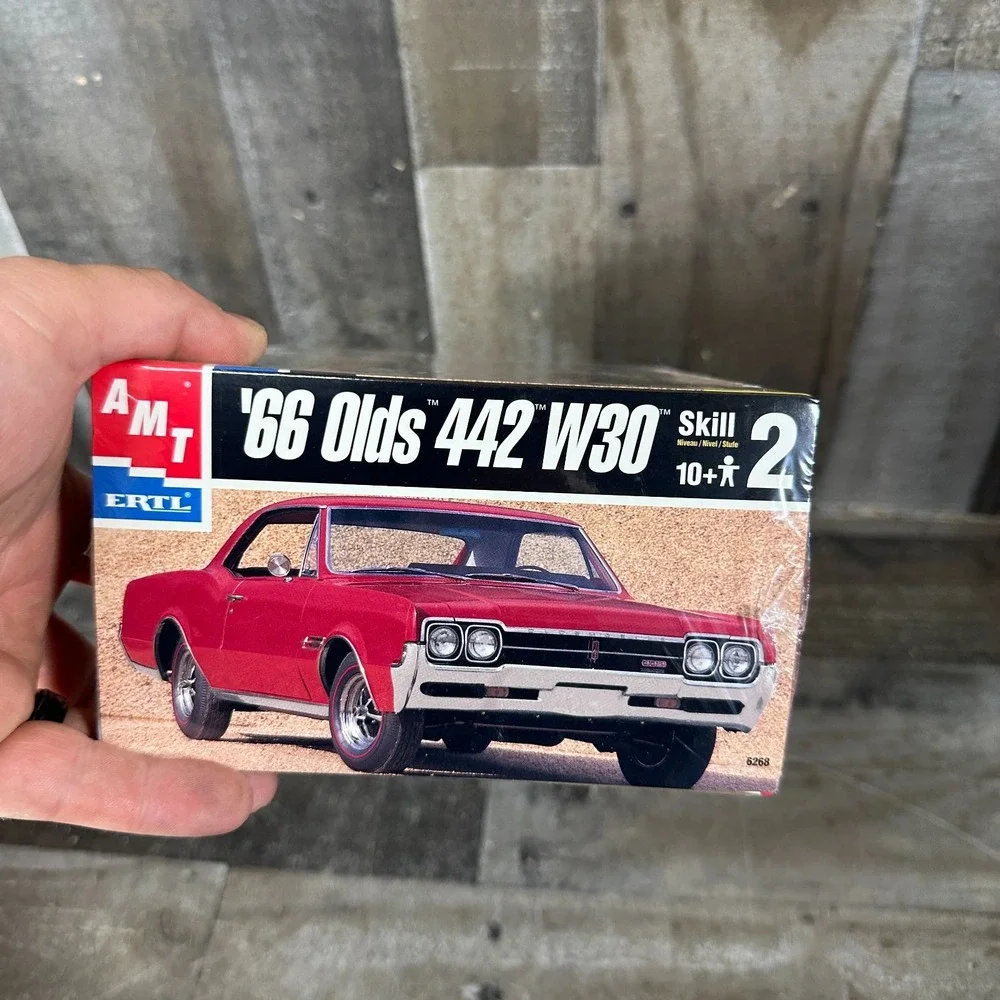 AMT Ertl 1/25 Scale '66 Olds 442 W30 Plastic Model Kit Sealed